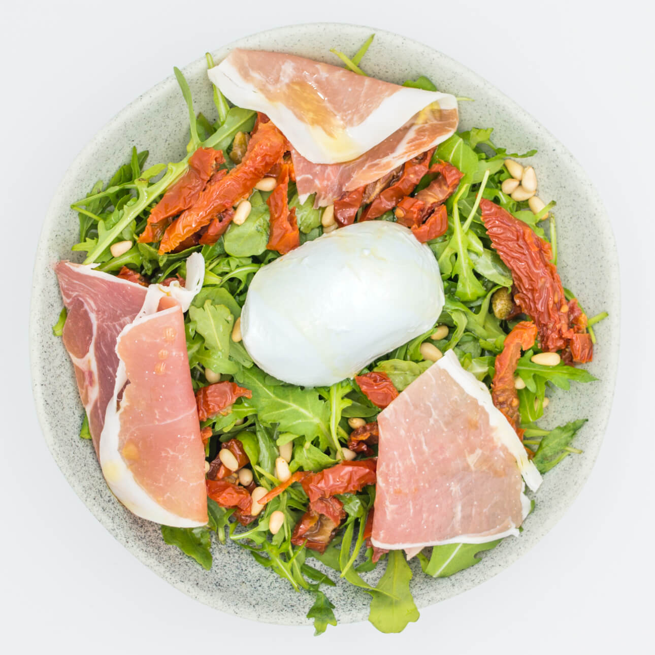 Salade de roquette, jambon cru de Bayonne et mozzarella di bufala AOP