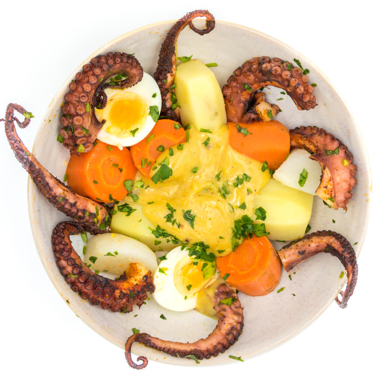Poulpe rôti, aïoli à l'ail noir et légumes