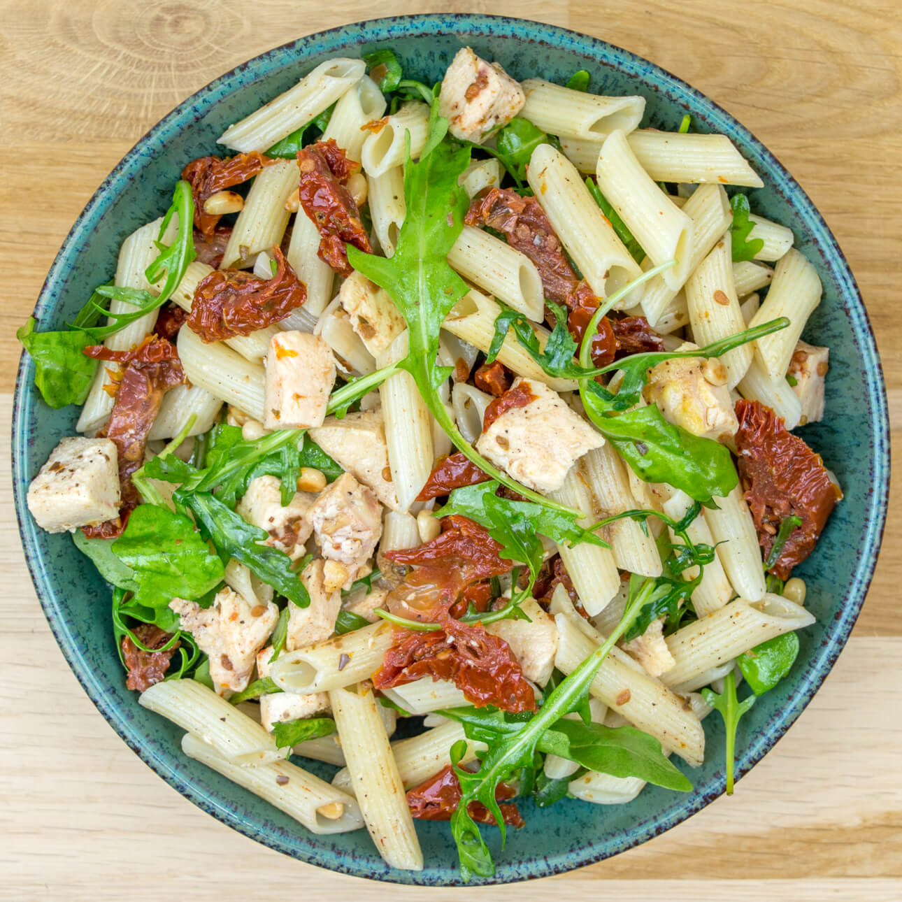 Filet de poulet, penne, roquette et tomates séchées