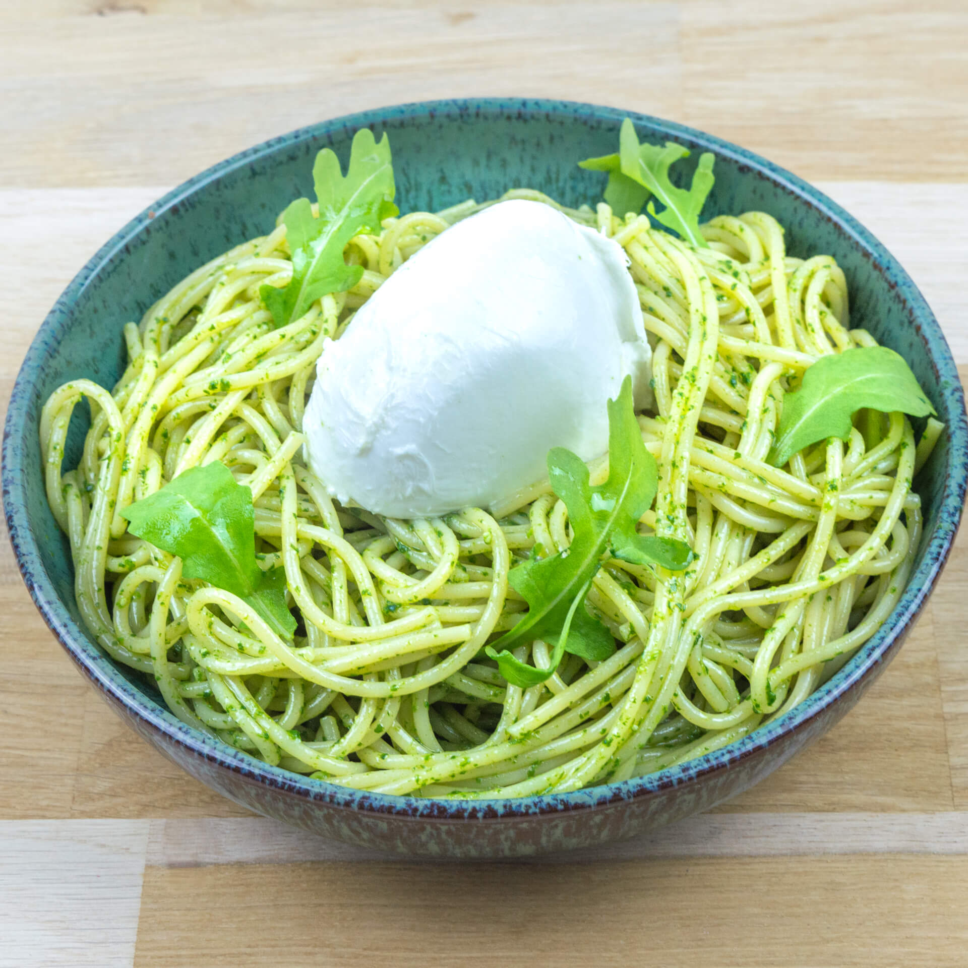 Spaghetti au pesto de basilic et mozzarella