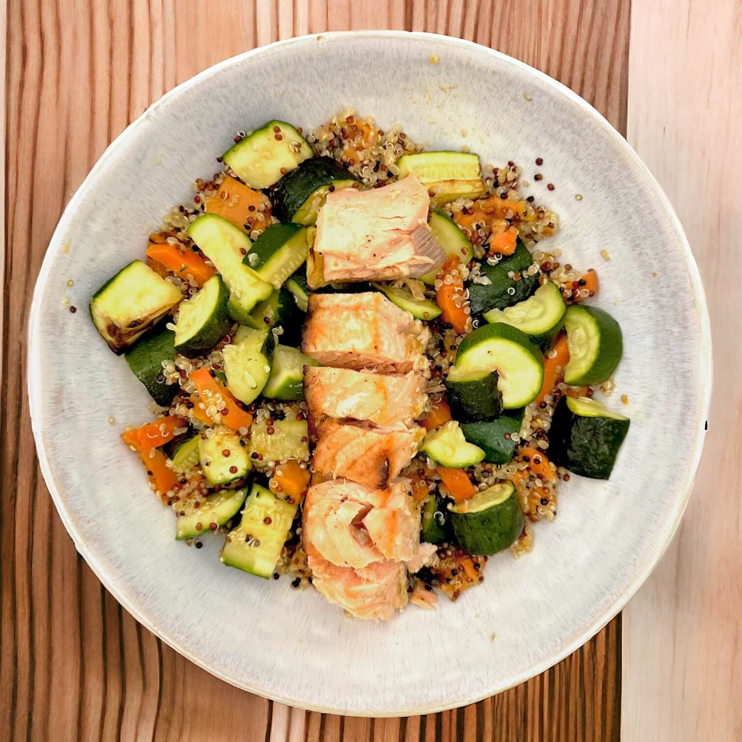 Saumon au miel, courgettes, patates douces rôties et quinoa