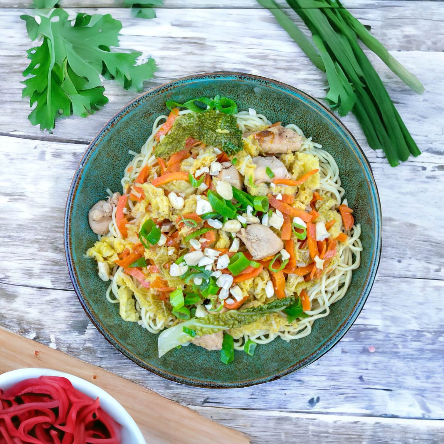 Wok de nouilles, filet de poulet et légumes