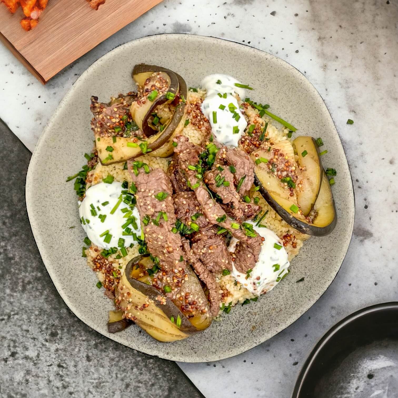 Bœuf mariné, courgettes grillées et semoule sauce à la ciboulette