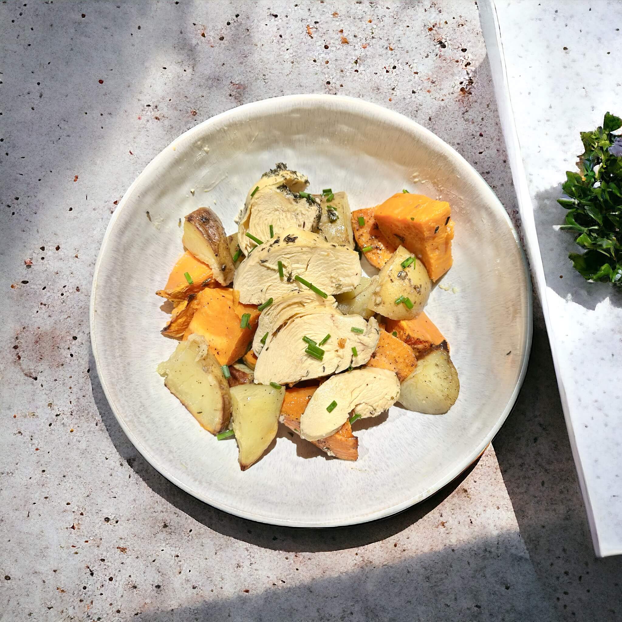 Filet de poulet, pommes de terre et patates douces rôties