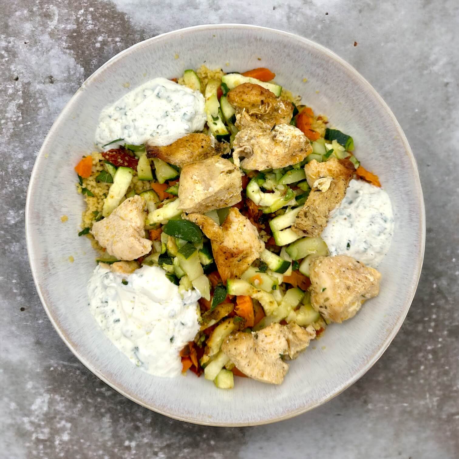 Filet de poulet mariné, semoule et légumes de saison