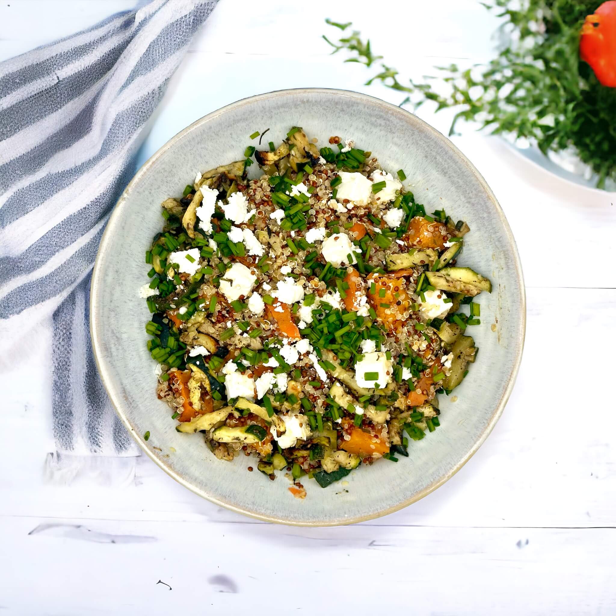 Bowl au quinoa, feta et légumes rôtis