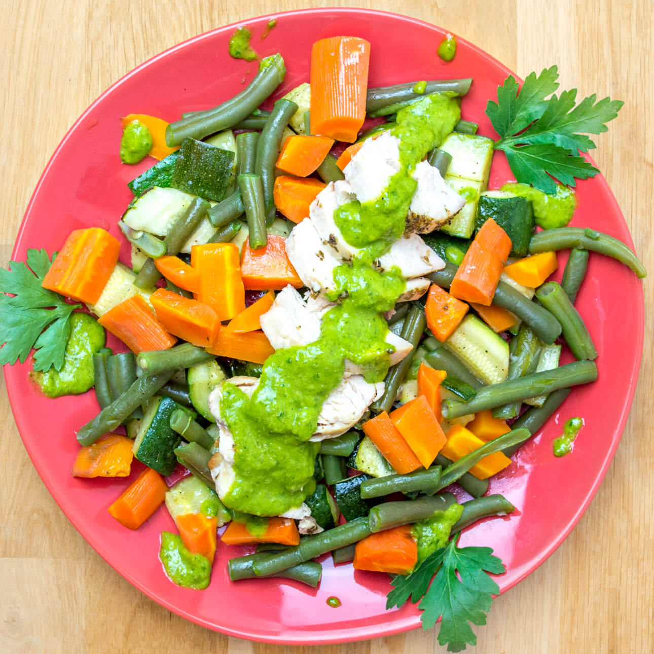 Filet de poulet sauce chimichurri et légumes rôties