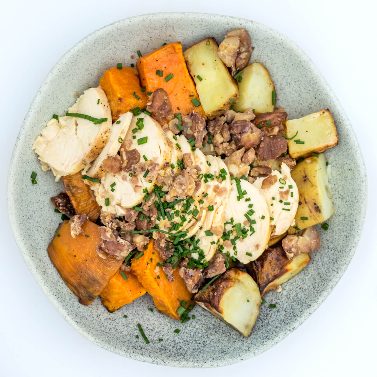 Filet de poulet, pommes de terre, marrons et patates douces rôtis