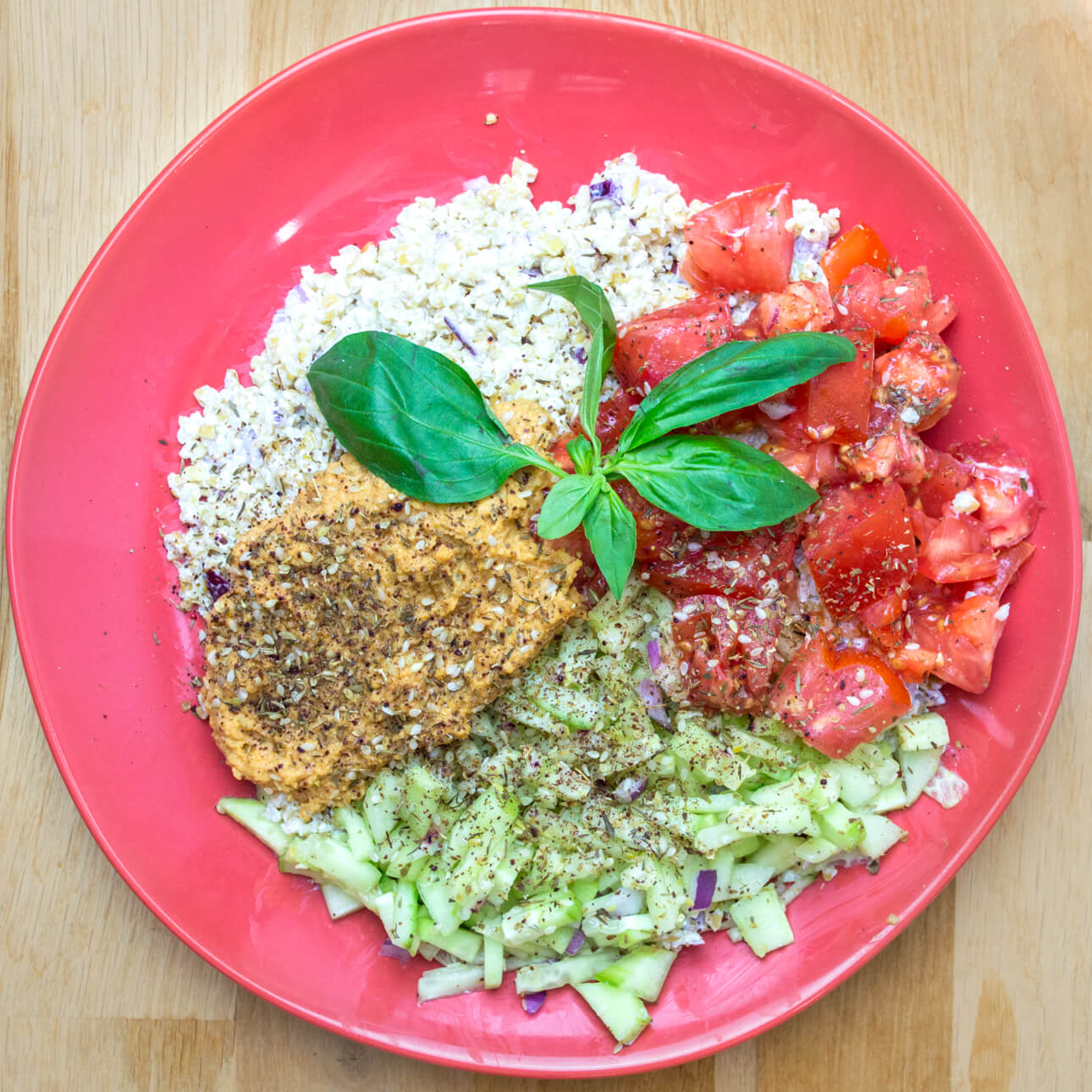 Salade de boulgour au houmous, tomate et basilic
