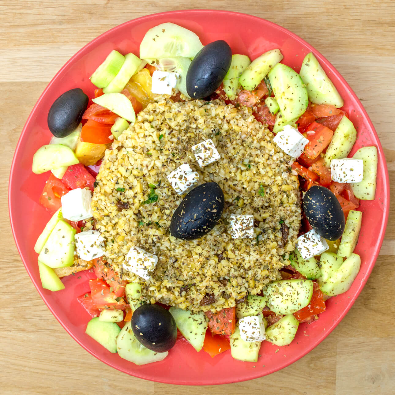 Salade crétoise au boulgour et aux légumes estivaux