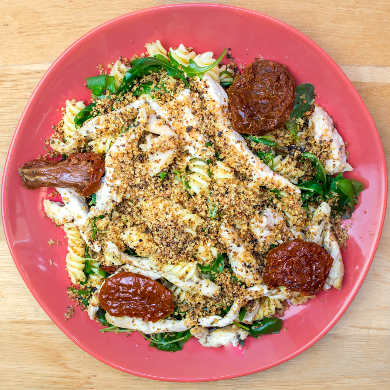 Filet de poulet à l’origan, fusilli et pangritata
