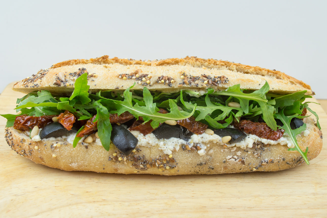 Sandwich brousse, tomates confites, olives noires et pignons grillés