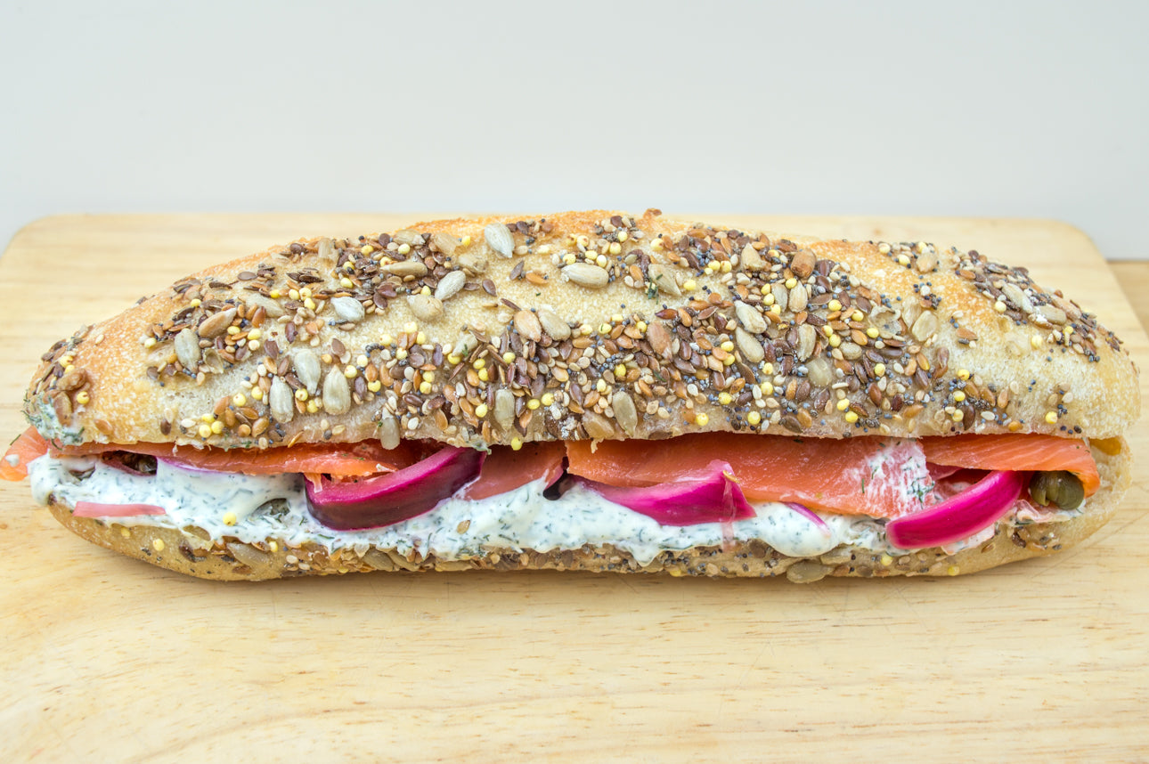 Sandwich saumon fumé, crème de Bresse à l'aneth et pickles d'oignon rouge