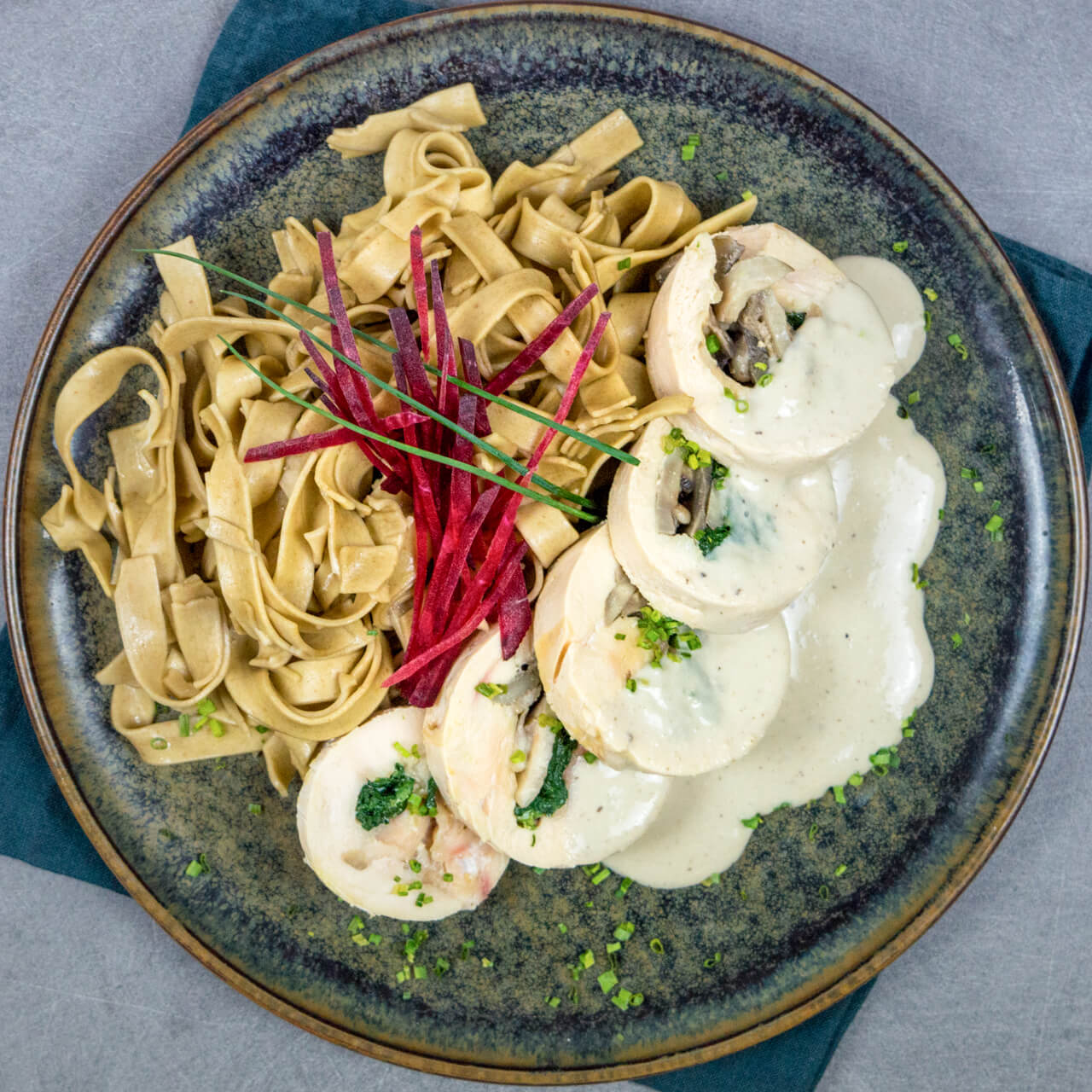 Ballotines de poulet, linguine à la sauce forestière