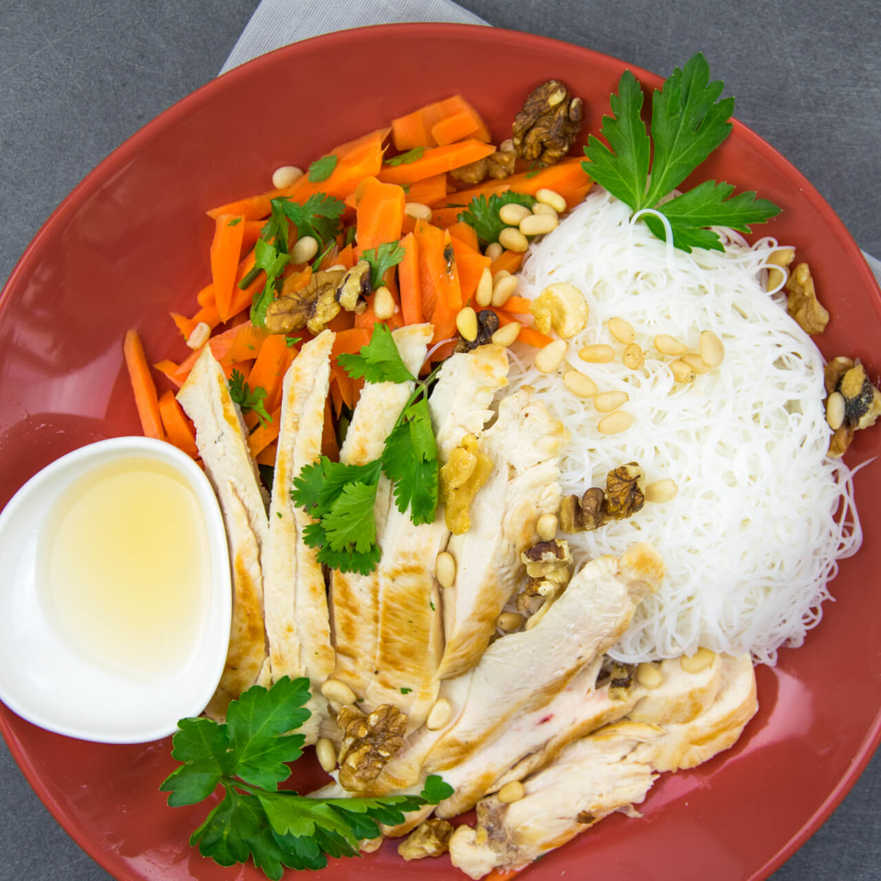 Sauté de poulet, vermicelle et légumes