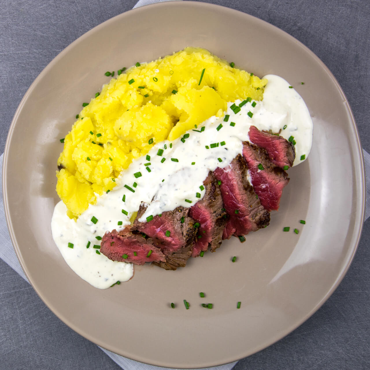 Coeur de rumsteak charolais sauce au bleu d'Auvergne AOP, écrasé de pommes de terre