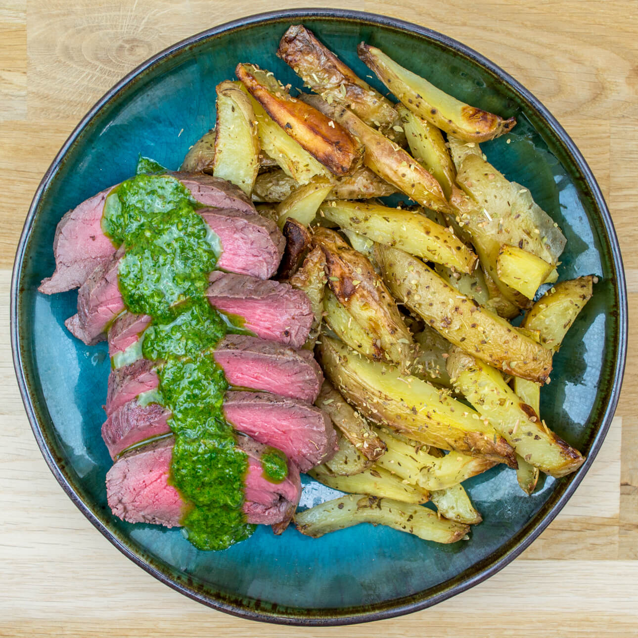 Bœuf sauce chimichurri, pommes de terre rôties à l'origan