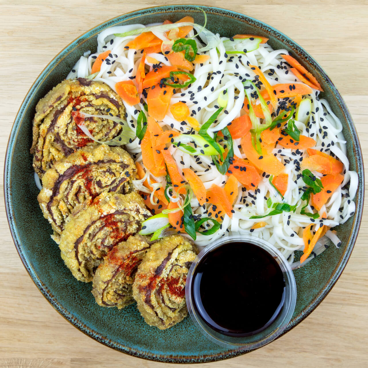 Boeuf Gyukatsu roulé, nouilles aux légumes