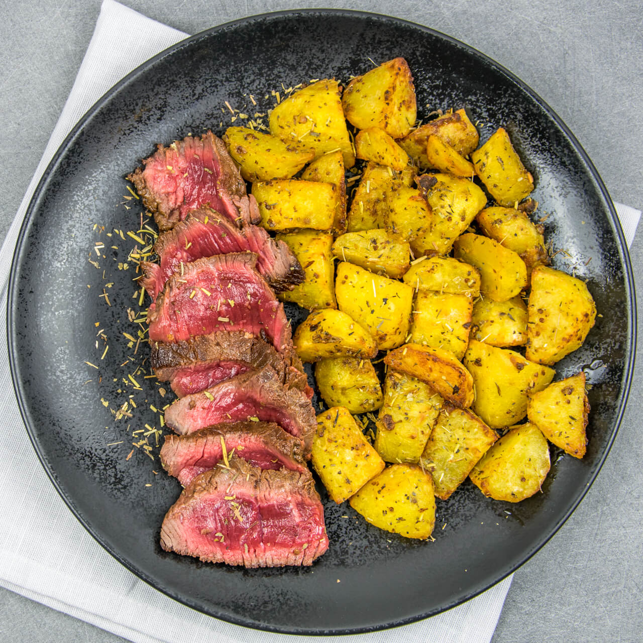 Coeur de rumsteak, pommes de terre rôties à la provençale