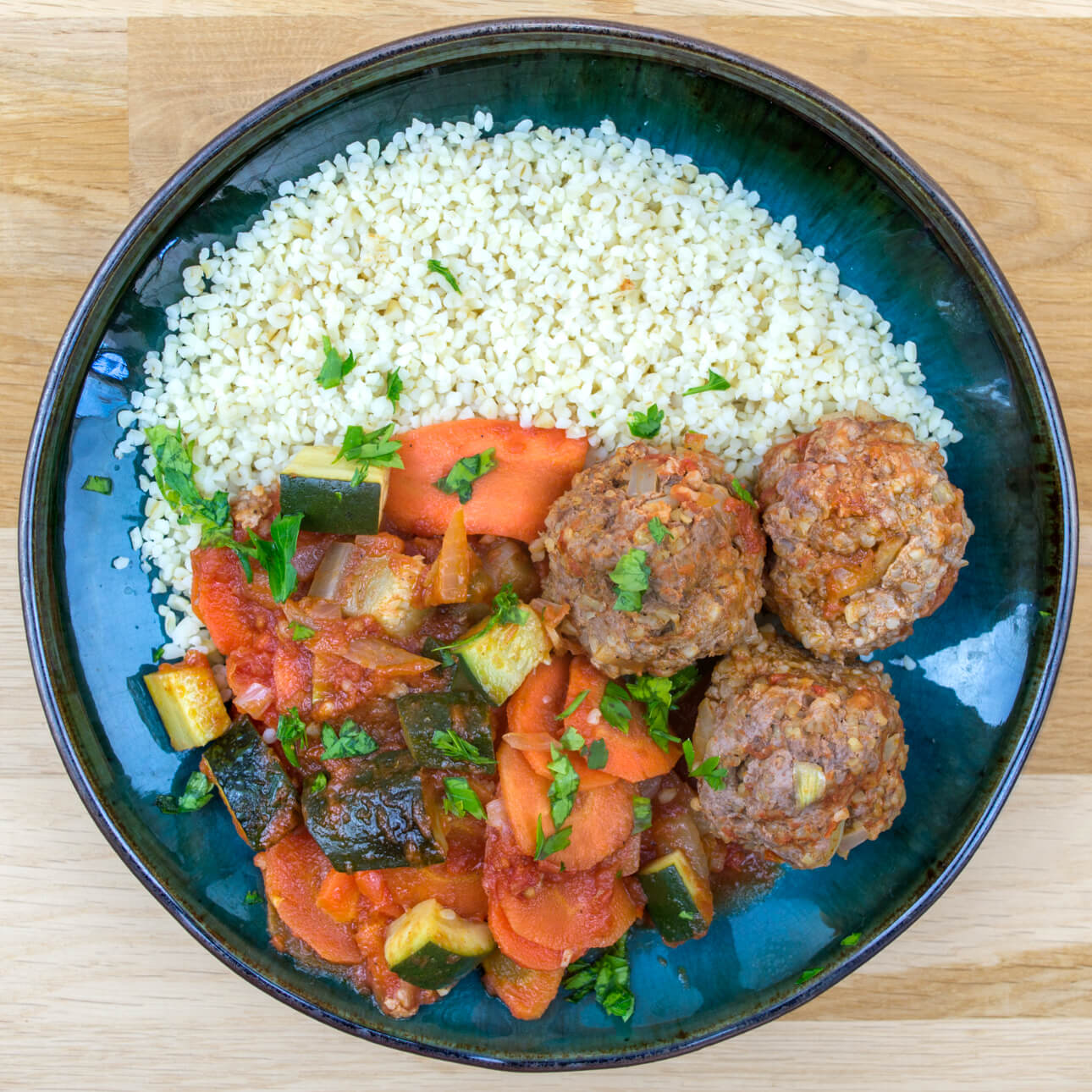 Kiltiritsia, boulettes de bœuf à la grecque, boulgour et légumes
