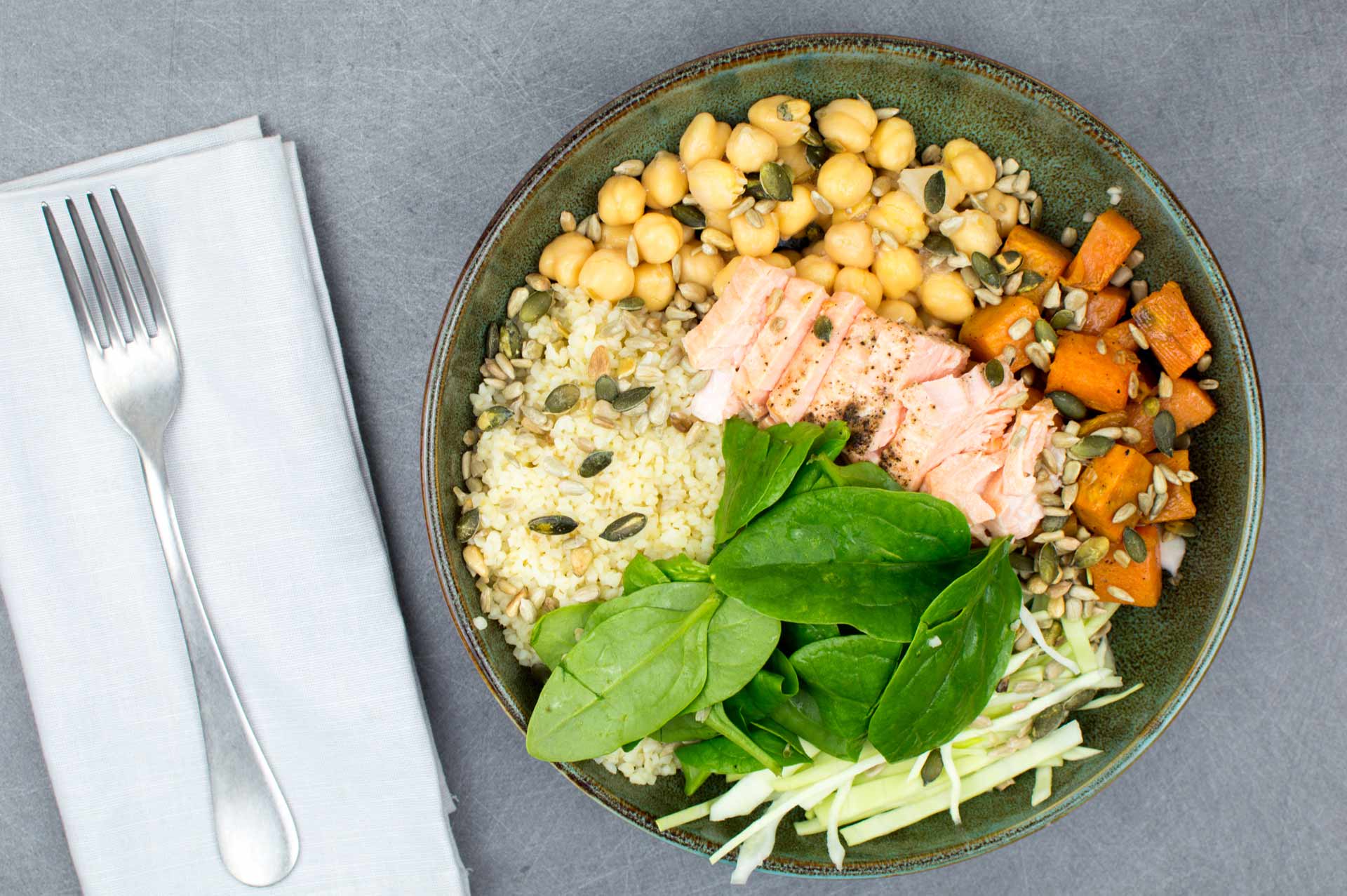 Bowl boulgour, légumes et saumon