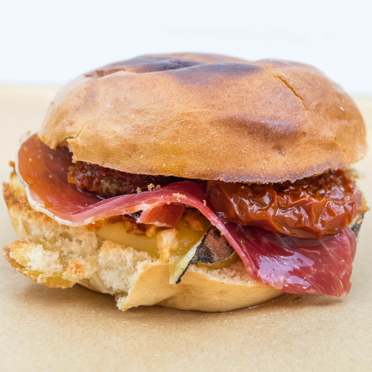 Bun jambon cru, confit d'oignons et tomme de Savoie IGP