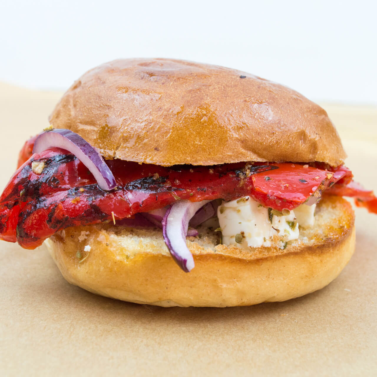 Bun poivrons marinés et fêta AOP
