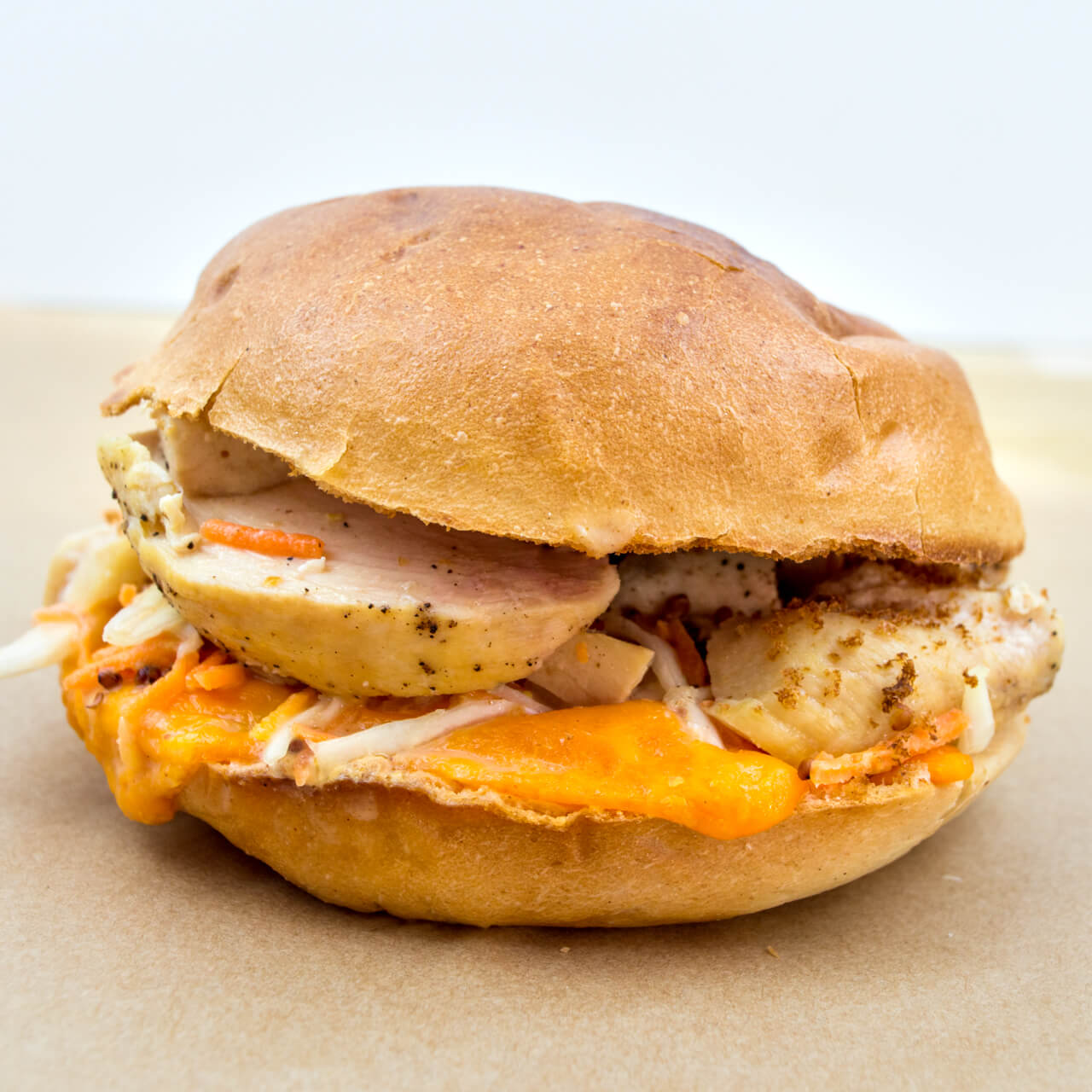 Bun poulet, cheddar et légumes