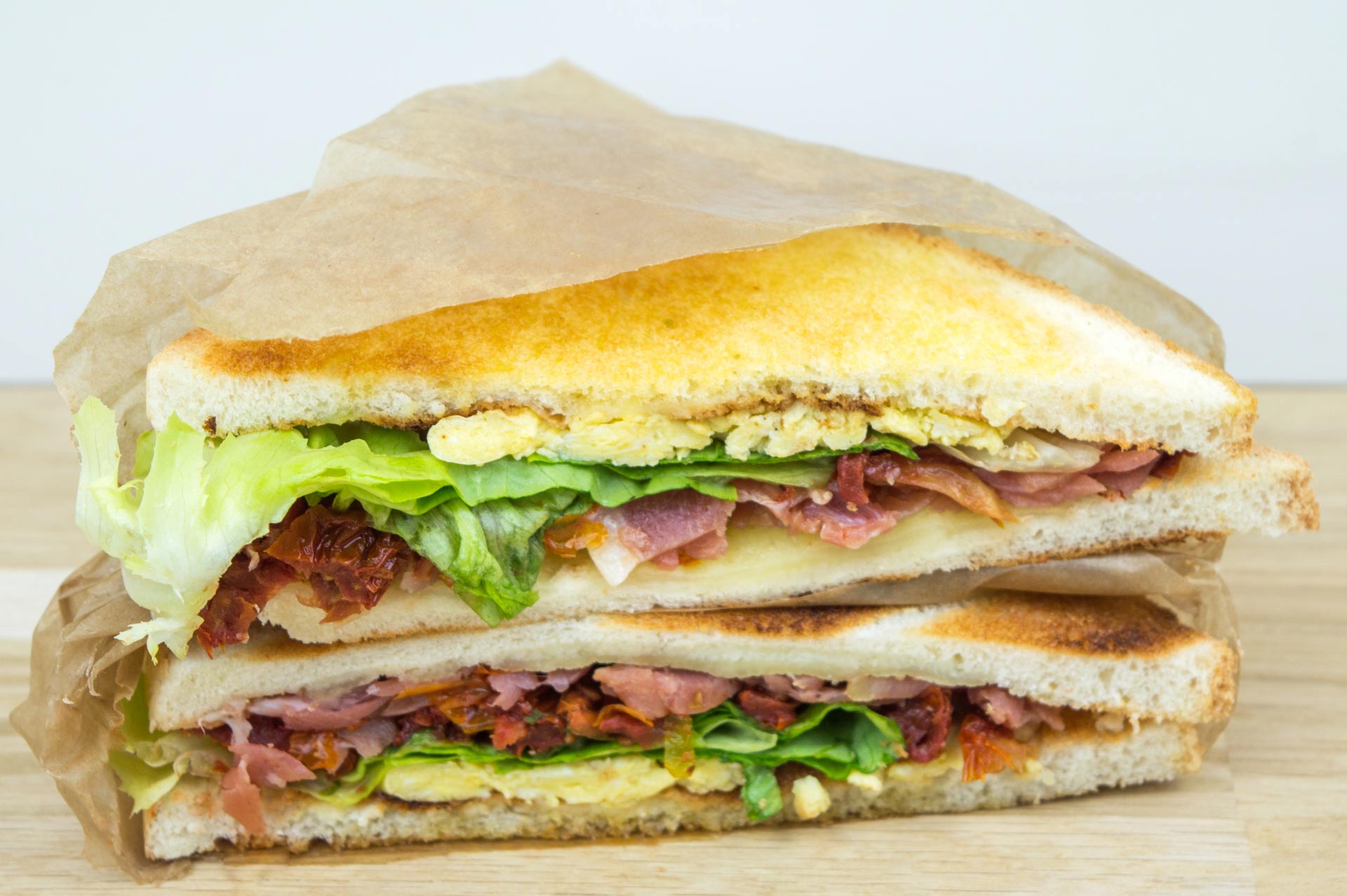 Club jambon cru, mozzarella et oeufs bio brouillés
