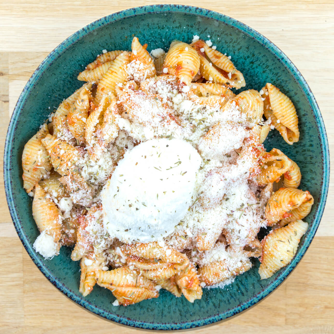 Conchiglie à la sauce tomate, mozzarella et Grana Padano AOP