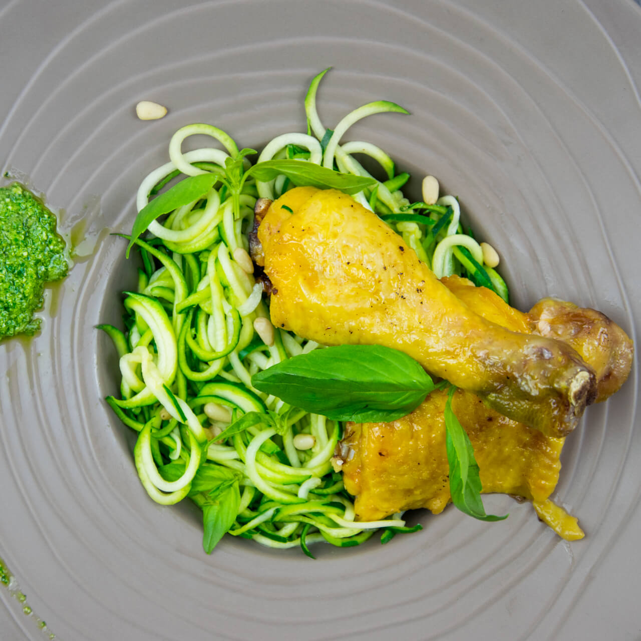 Cuisse de poulet, tagliatelle de courgette au pesto