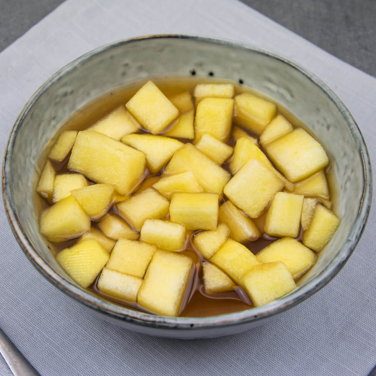 Dés de poire infusés au thé noir bio