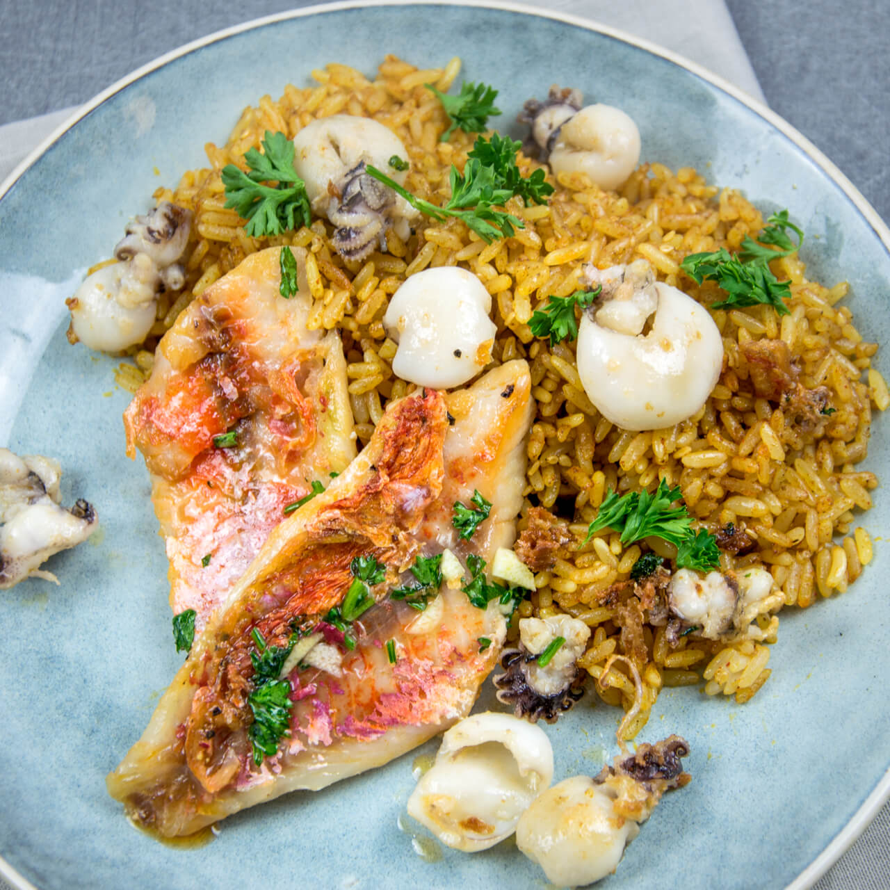 Filet de rouget en persillade, riz sauté et seiches