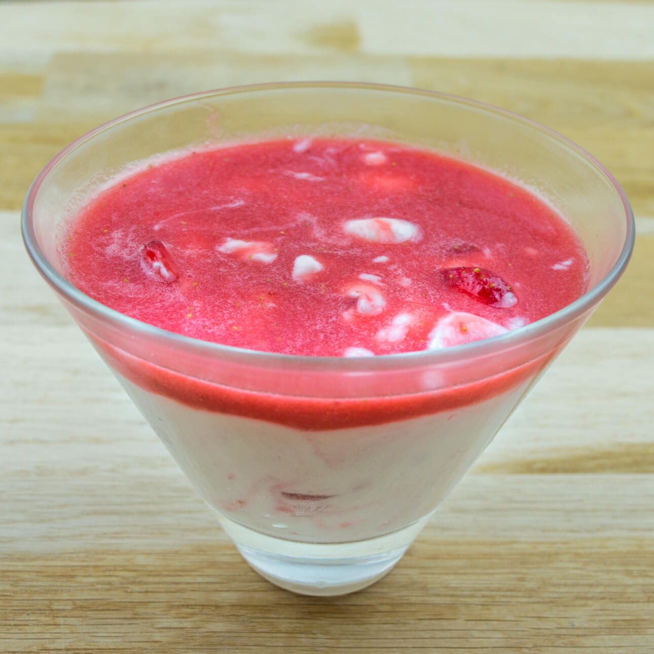 Fontainebleau aux fraises et sirop d’hibiscus