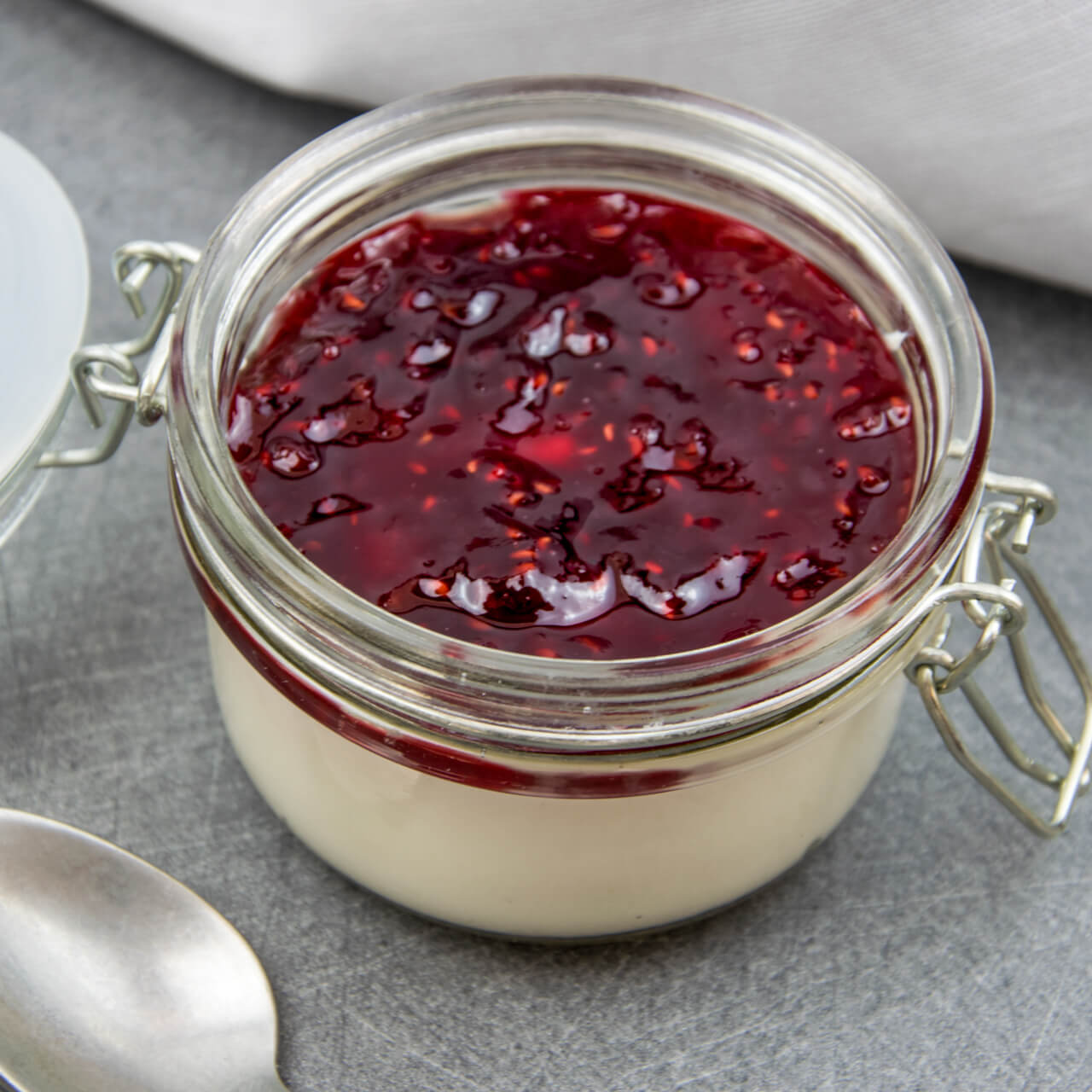 Fromage blanc des Alpes, coulis à la framboise
