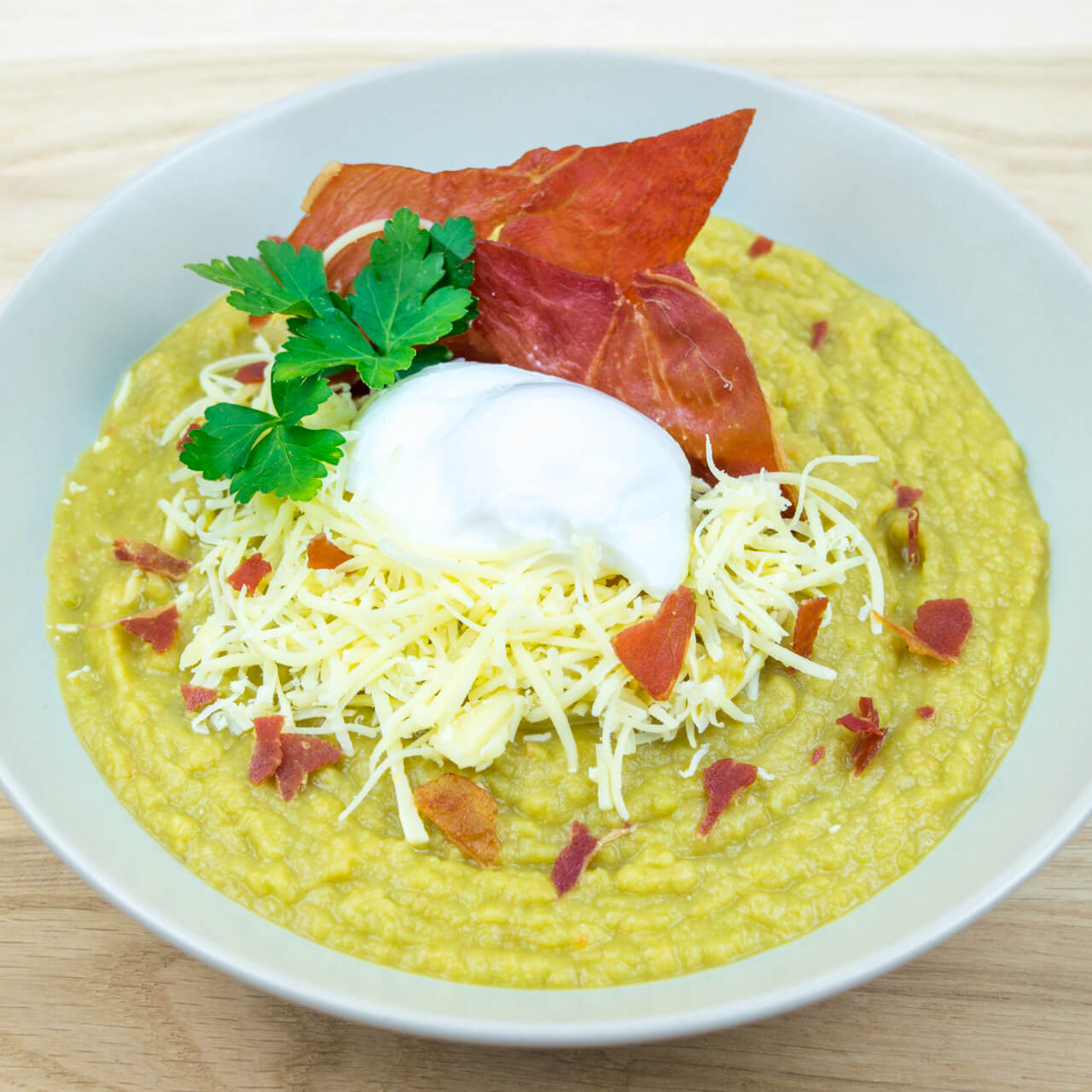 Grand velouté de pois cassés, œuf poché et jambon cru