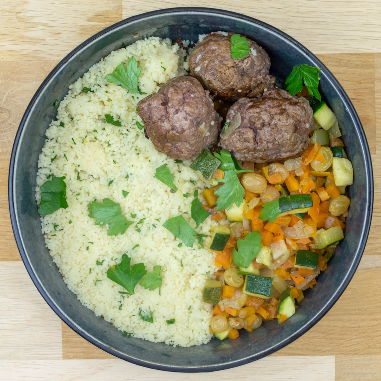 Kefta de bœuf, semoule et mijoté de légumes