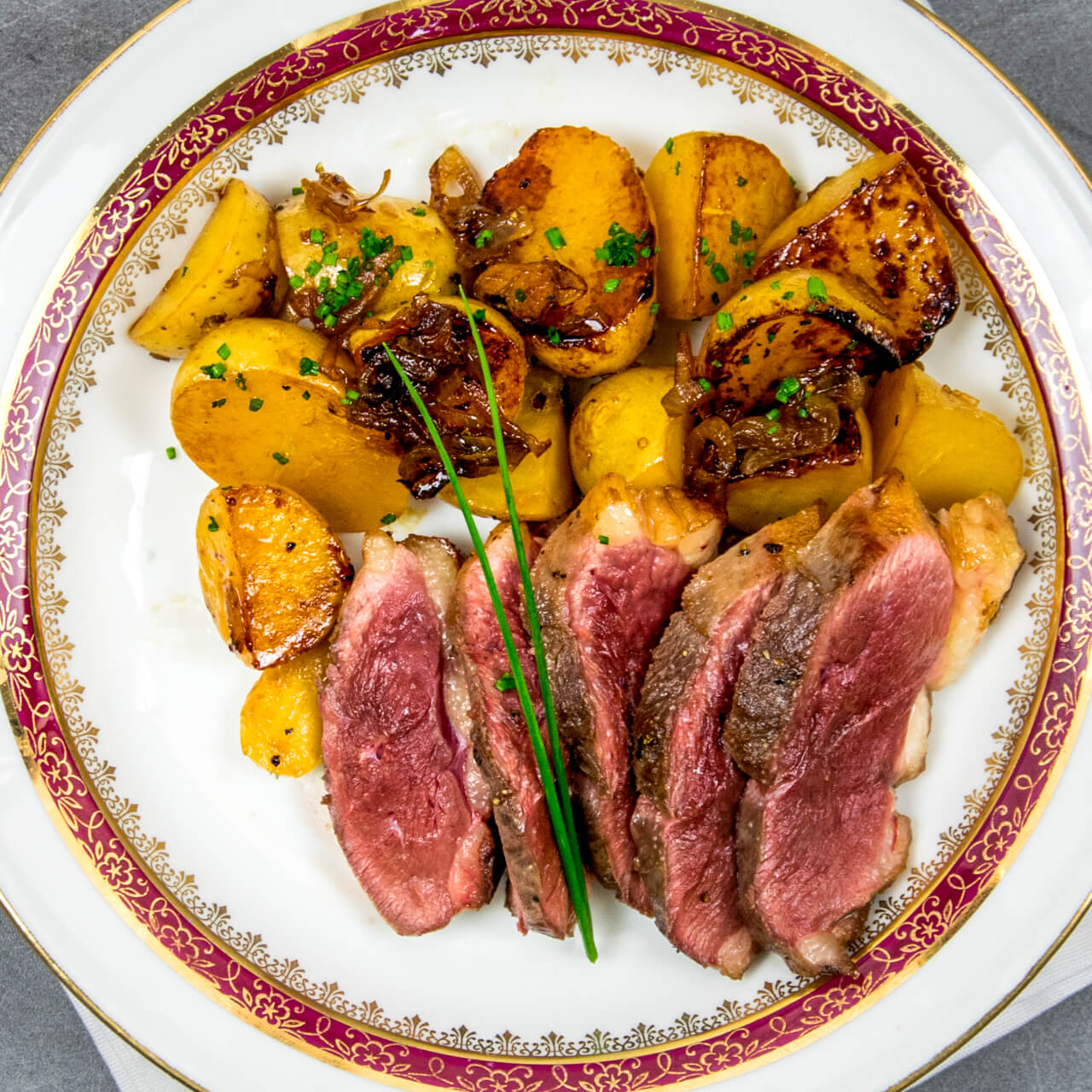 Filet de canard et pommes de terre rôties à la provençale