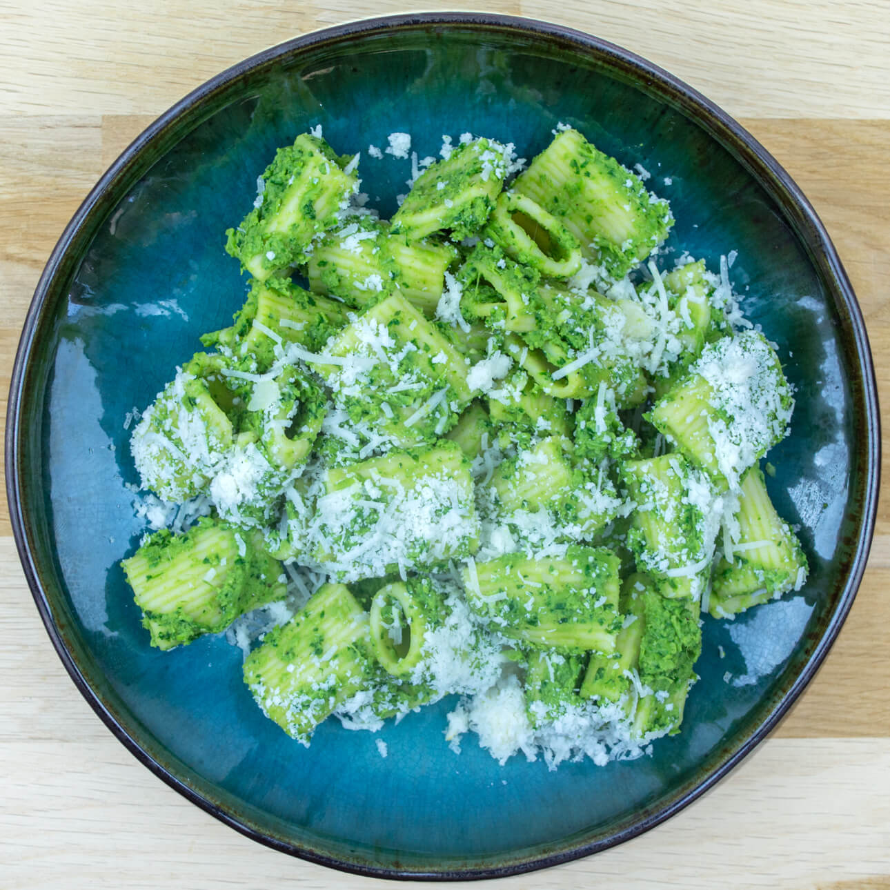Mezze maniche aux petits pois, épinards et Pecorino AOP