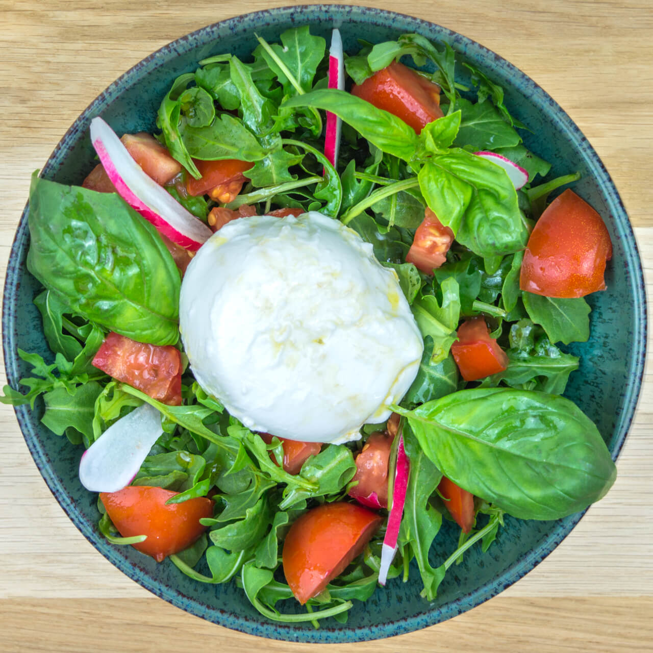 Mozzarella di bufala entière, roquette et tomate