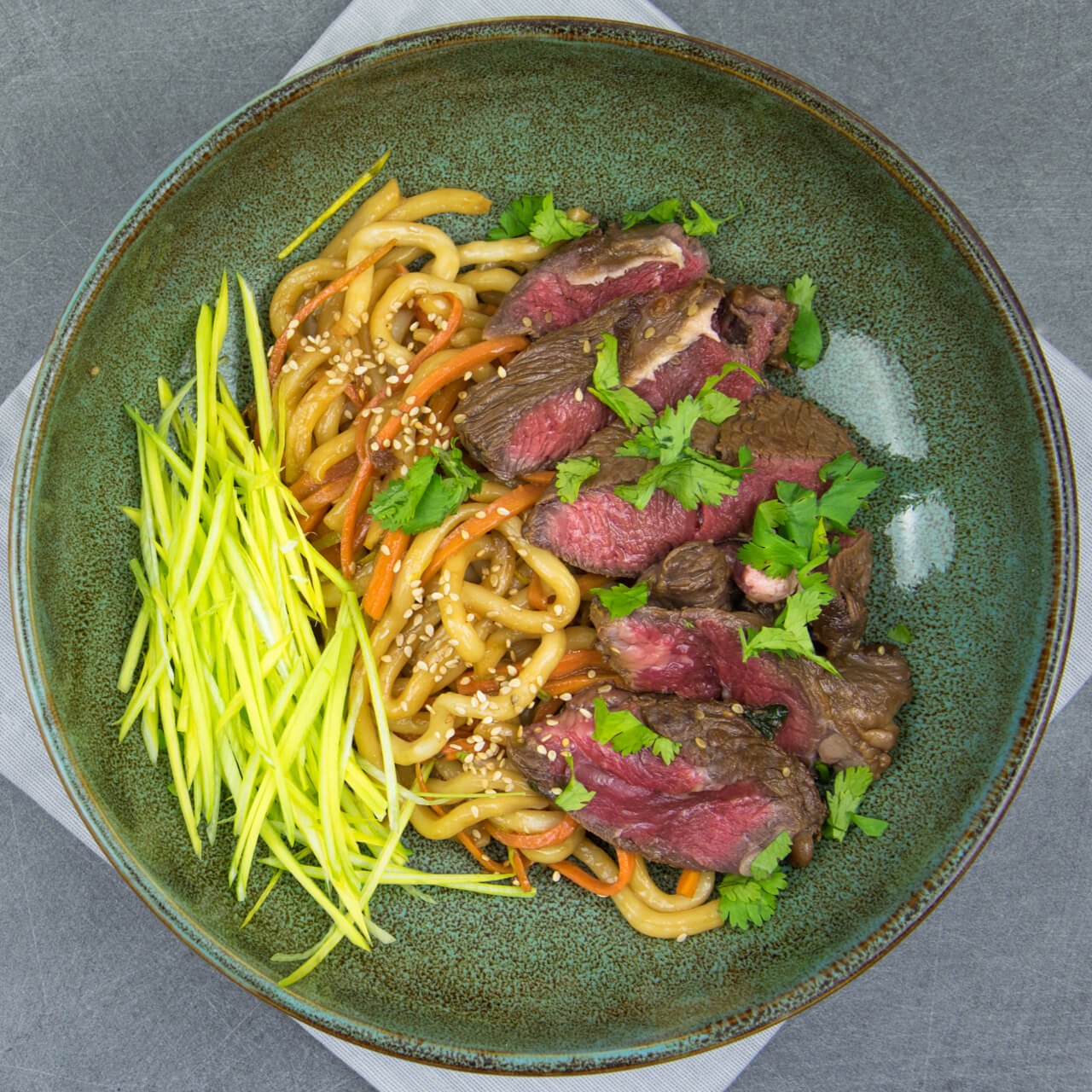 Boeuf mariné, nouilles udon et légumes