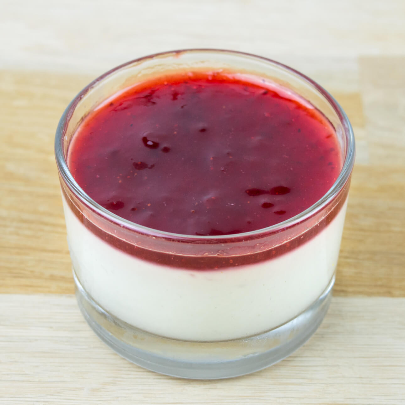 Panna cotta, coulis à la fraise et à la rose
