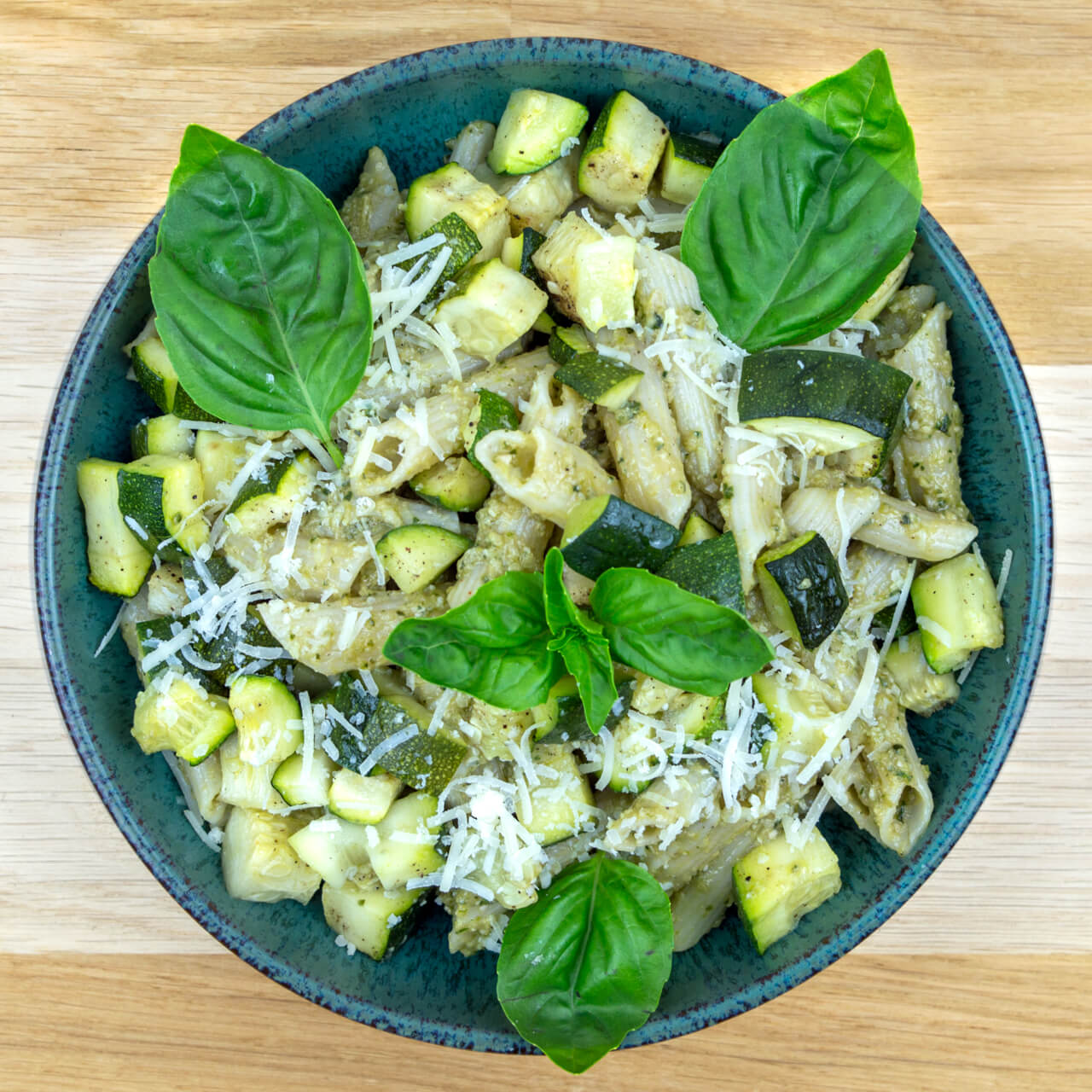 Penne aux courgettes et pesto de basilic