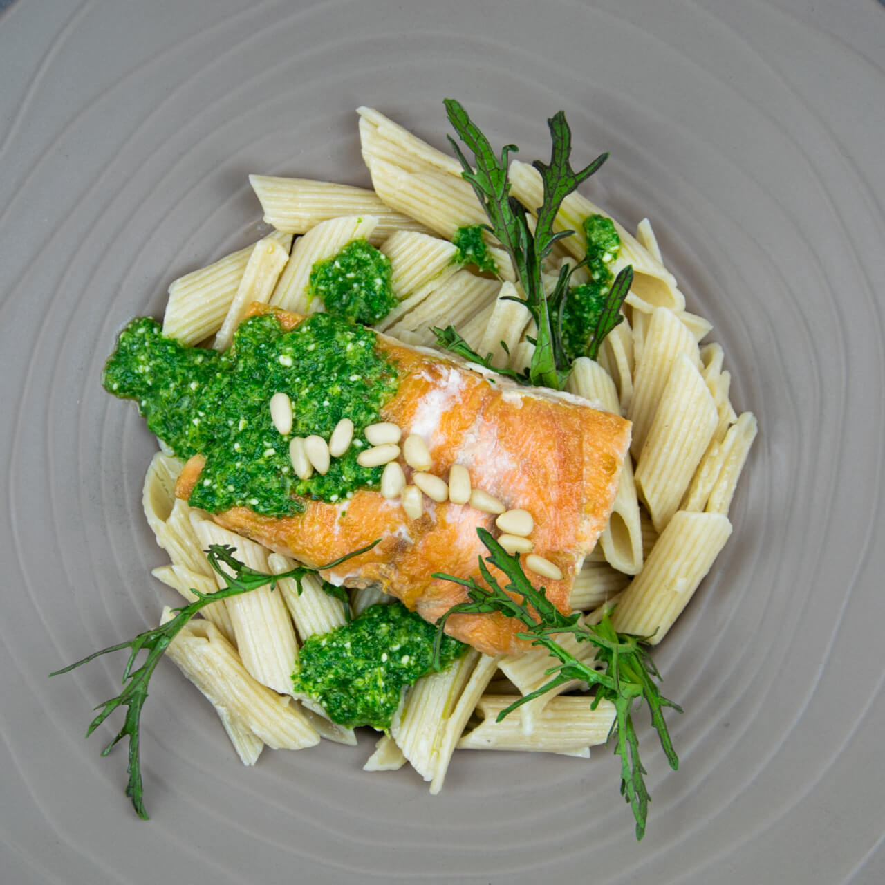 Penne bio au saumon, pesto de roquette