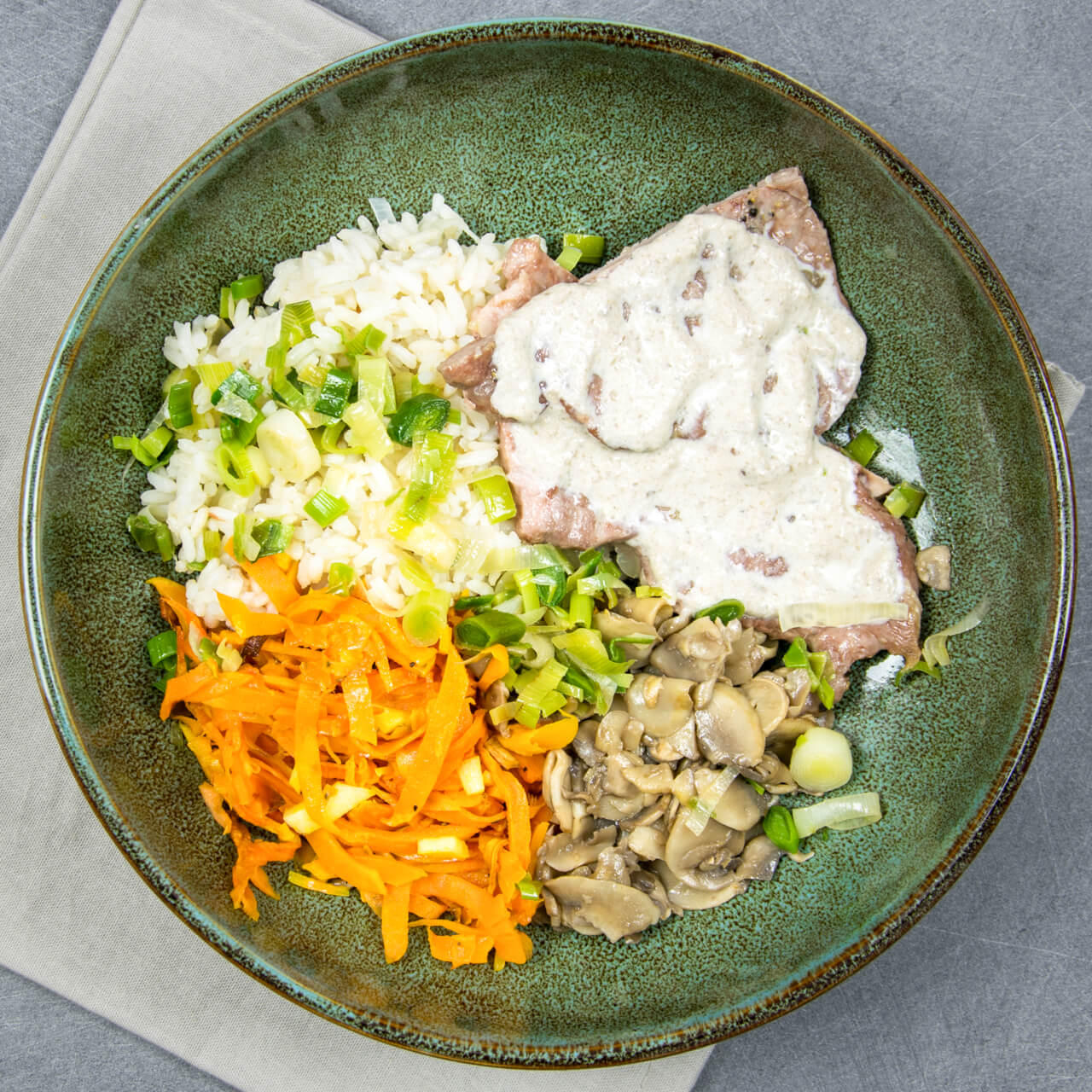Roti de porc sauce forestière, riz et légumes