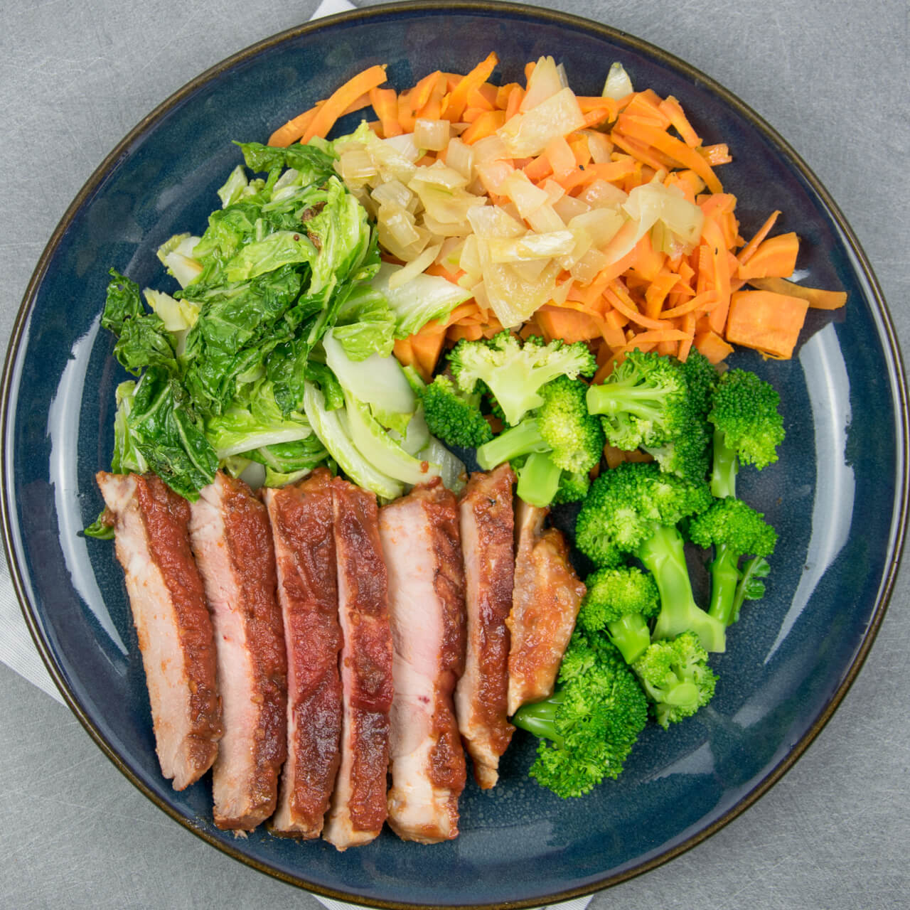 Rôti de porc sauce tomate, carotte et brocolis