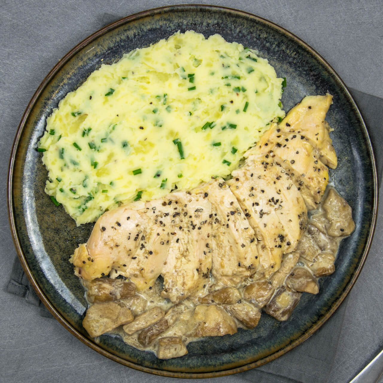 Filet de poulet aux cèpes, écrasé de pommes de terre