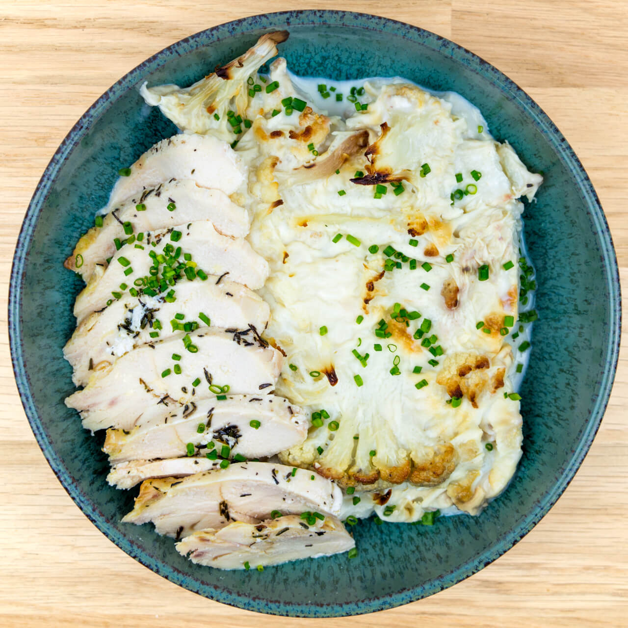 Filet de poulet rôti aux herbes, gratin de chou fleur