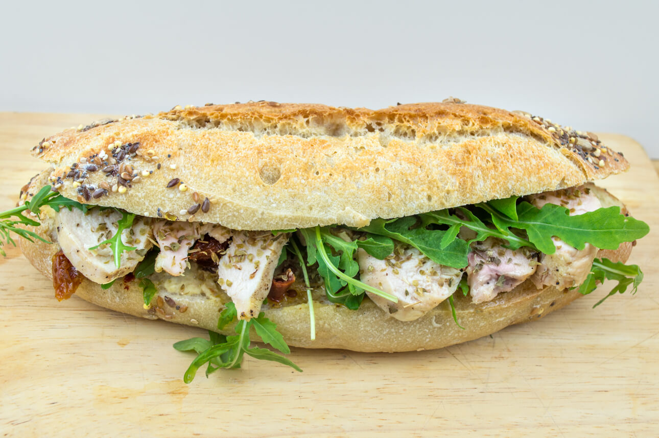 Sandwich filet de poulet à l'origan, houmous et roquette