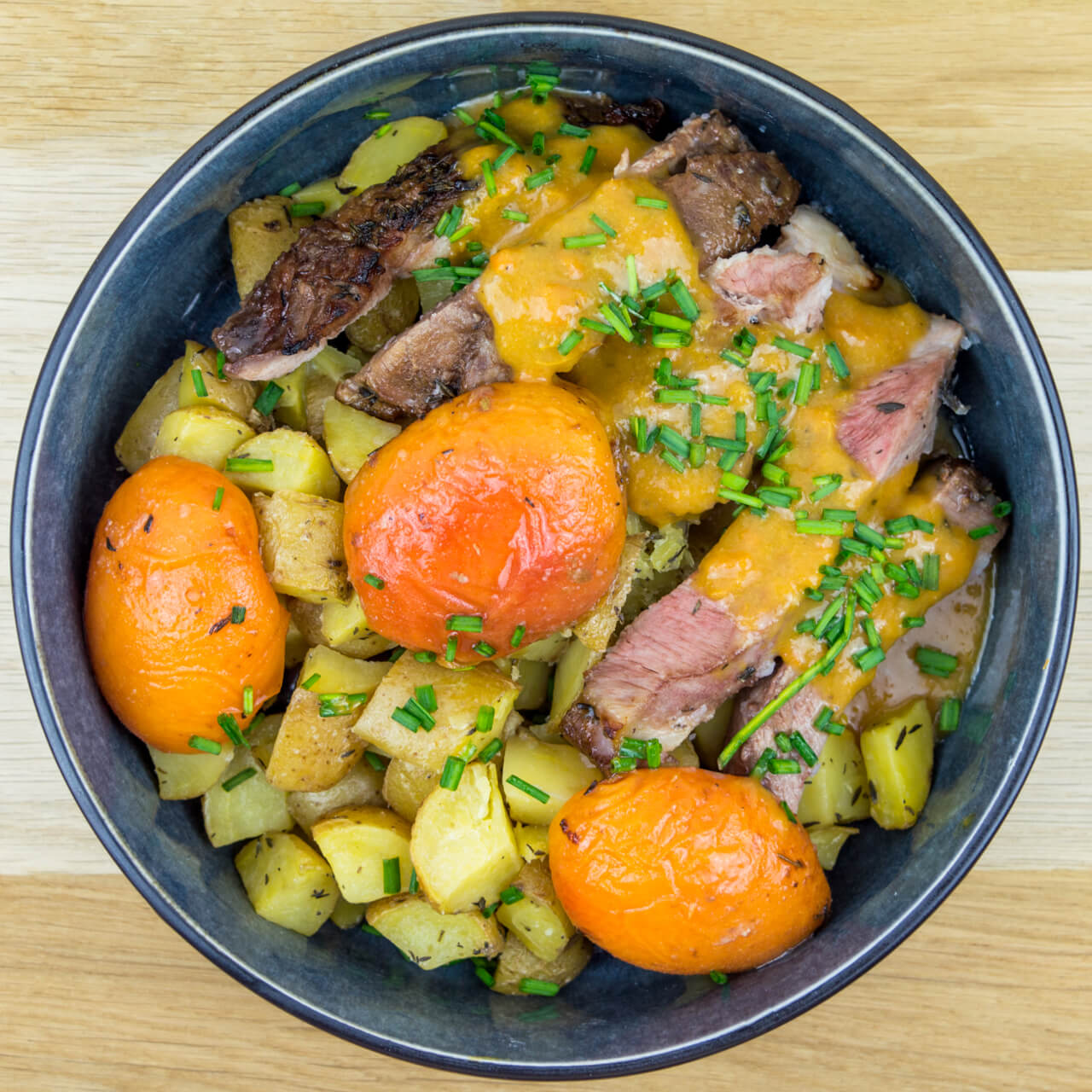 Rôti de porc aux abricots, pommes de terre aux herbes de Provence